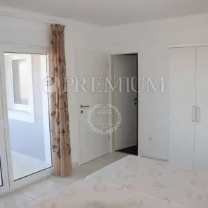 Krk, okolica, kuća od 171 m2 s bazenom i pogledom na more!