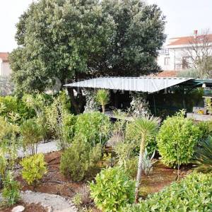Krk okolica, namještena kuća s bazenom i okućnicom! 
