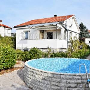 Krk okolica, namještena kuća s bazenom i okućnicom! 