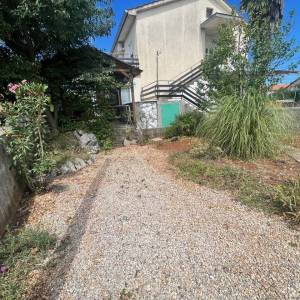 KRK (OKOLICA) - Prizemna etaža kuće (2 apartmana) sa vrtom