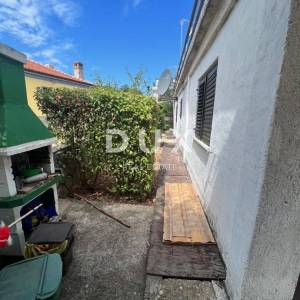 KRK (OKOLICA) - Prizemna etaža kuće (2 apartmana) sa vrtom