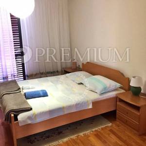 Krk, okolica, prodaja samostojeće kuće s tri apartmana i okućnicom!