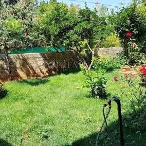 Krk, okolica, prodaja samostojeće kuće s tri apartmana i okućnicom!
