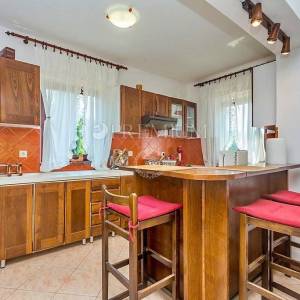 Krk, okolica, prodaja samostojeće kuće s tri apartmana i okućnicom!