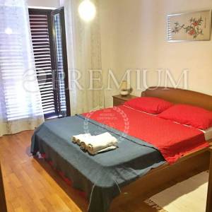 Krk, okolica, prodaja samostojeće kuće s tri apartmana i okućnicom!