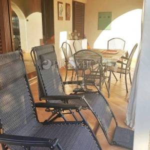 Krk, okolica, prodaja samostojeće kuće s tri apartmana i okućnicom!