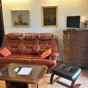 Krk, okolica, prodaja samostojeće kuće s tri apartmana i okućnicom!