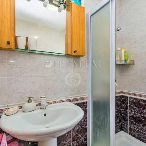 Krk, okolica, prodaja samostojeće kuće s tri apartmana i okućnicom!