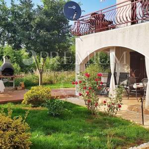 Krk, okolica, prodaja samostojeće kuće s tri apartmana i okućnicom!