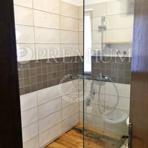 Krk, okolica, prodaja samostojeće kuće s tri apartmana i okućnicom!