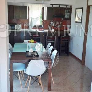 Krk, okolica, prodaja samostojeće kuće s tri apartmana i okućnicom!