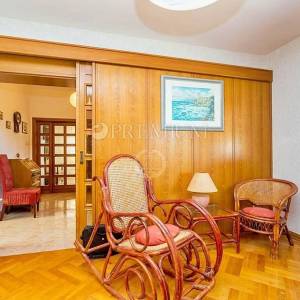 Krk, okolica, prodaja samostojeće kuće s tri apartmana i okućnicom!