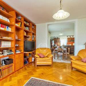 Krk, okolica, prodaja samostojeće kuće s tri apartmana i okućnicom!