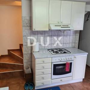 KRK, OMIŠALJ CENTAR - NOVO ADAPTIRANA KUĆA U STAROM GRADU + DVORIŠTE!!! PRILIKA!!!