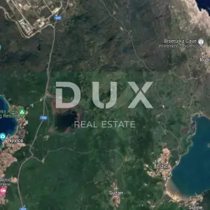 KRK, OMIŠALJ - ZEMLJIŠTE BLIZU MORA 2.439 m2 UZ ASFALTIRANU CESTU!!! PRILIKA!!!