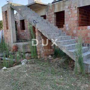 KRK, PINEZIĆI- nedovršena kuća, pogled, velika okućnica