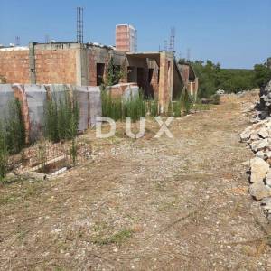 KRK, PINEZIĆI- nedovršena kuća, pogled, velika okućnica