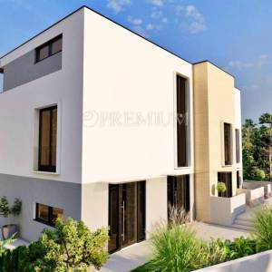 Krk, prodaja, luksuzni troetažni apartman s okućnicom!