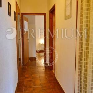 Krk, prodaja, samostojeća kuća sa tri apartmana na atraktivnoj lokaciji, samo 100 m od mora
