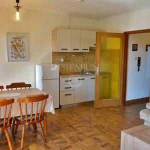 Krk, prodaja, samostojeća kuća sa tri apartmana na atraktivnoj lokaciji, samo 100 m od mora