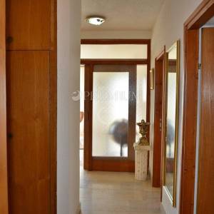 Krk, prodaja, samostojeća kuća sa tri apartmana na atraktivnoj lokaciji, samo 100 m od mora