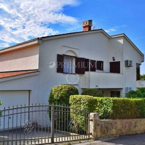Krk, prodaja, samostojeća kuća sa tri apartmana na atraktivnoj lokaciji, samo 100 m od mora