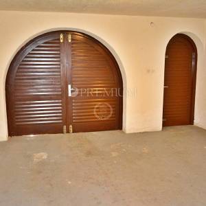 Krk, prodaja, samostojeća kuća sa tri apartmana na atraktivnoj lokaciji, samo 100 m od mora
