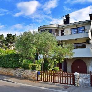 Krk, prodaja, samostojeća kuća sa tri apartmana na atraktivnoj lokaciji, samo 100 m od mora
