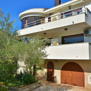 Krk, prodaja, samostojeća kuća sa tri apartmana na atraktivnoj lokaciji, samo 100 m od mora