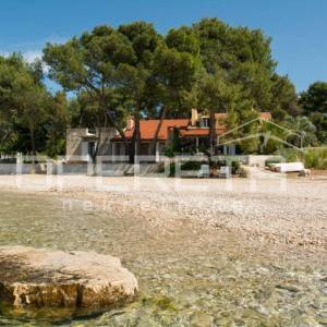 Kuća kraj samoga mora, 198 m2, sa bazenom, Supetar, Brač 