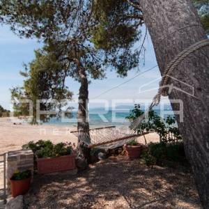 Kuća kraj samoga mora, 198 m2, sa bazenom, Supetar, Brač 