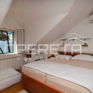 Kuća kraj samoga mora, 198 m2, sa bazenom, Supetar, Brač 