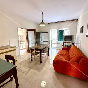 Kuća na 80 m od mora sa 6 stanova, Tisno, 350 m2