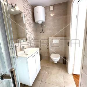 Kuća na 80 m od mora sa 6 stanova, Tisno, 350 m2