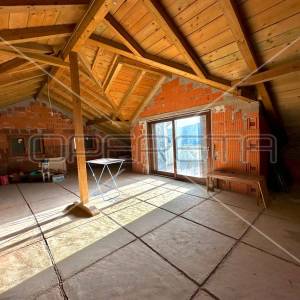 Kuća na 80 m od mora sa 6 stanova, Tisno, 350 m2