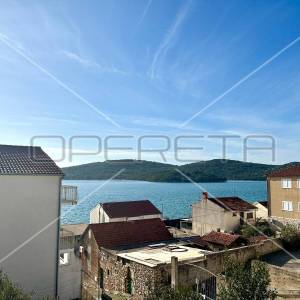 Kuća na 80 m od mora sa 6 stanova, Tisno, 350 m2
