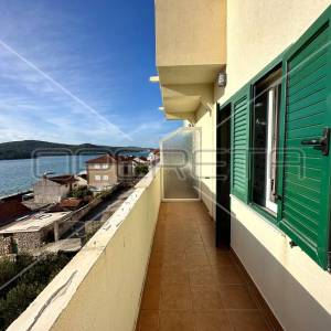 Kuća na 80 m od mora sa 6 stanova, Tisno, 350 m2