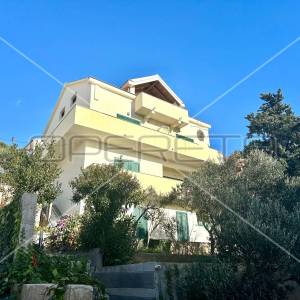 Kuća na 80 m od mora sa 6 stanova, Tisno, 350 m2