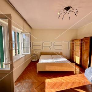 Kuća na 80 m od mora sa 6 stanova, Tisno, 350 m2