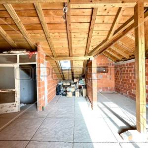 Kuća na 80 m od mora sa 6 stanova, Tisno, 350 m2