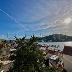 Kuća na 80 m od mora sa 6 stanova, Tisno, 350 m2