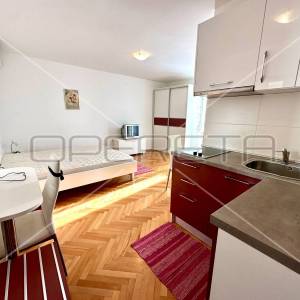 Kuća na 80 m od mora sa 6 stanova, Tisno, 350 m2