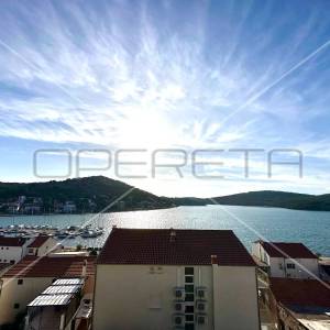 Kuća na 80 m od mora sa 6 stanova, Tisno, 350 m2