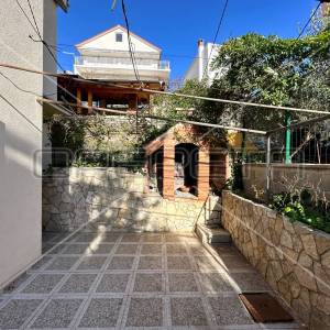 Kuća na 80 m od mora sa 6 stanova, Tisno, 350 m2