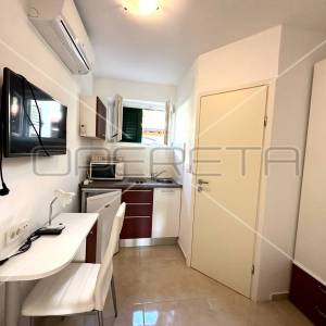 Kuća na 80 m od mora sa 6 stanova, Tisno, 350 m2