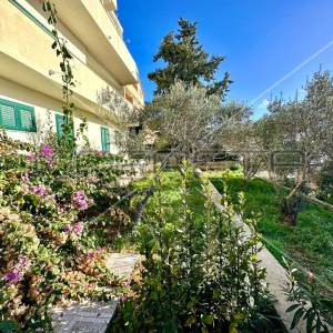 Kuća na 80 m od mora sa 6 stanova, Tisno, 350 m2
