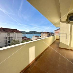 Kuća na 80 m od mora sa 6 stanova, Tisno, 350 m2