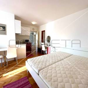 Kuća na 80 m od mora sa 6 stanova, Tisno, 350 m2