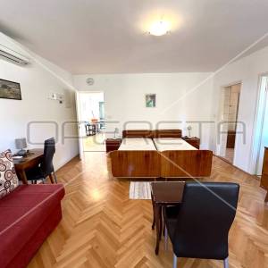 Kuća na 80 m od mora sa 6 stanova, Tisno, 350 m2