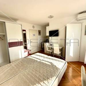 Kuća na 80 m od mora sa 6 stanova, Tisno, 350 m2